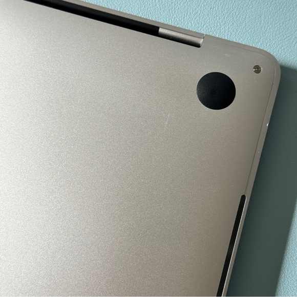 Apple MacBook Pro 13 Inch 256GB (2016) with Touchbar and Touch ID | Like New - Picture 10 of 13